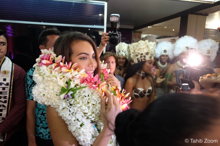 Video La Sage Femme Qui A Mis Vaimalama Au Monde Tres Emue A L Arrivee De La Miss Tntv Tahiti Nui Television