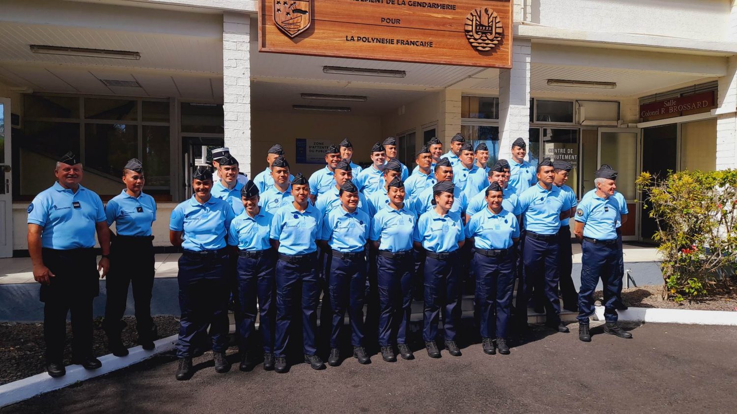 Une trentaine de gendarmes adjoints de réserve et volontaires diplômés •  TNTV Tahiti Nui Télévision