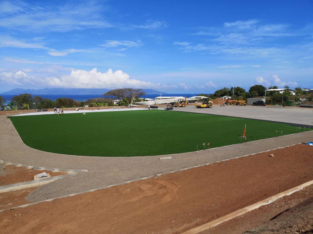 Un nouveau faux gazon plus écolo au complexe sportif d'Outumaoro • TNTV  Tahiti Nui Télévision